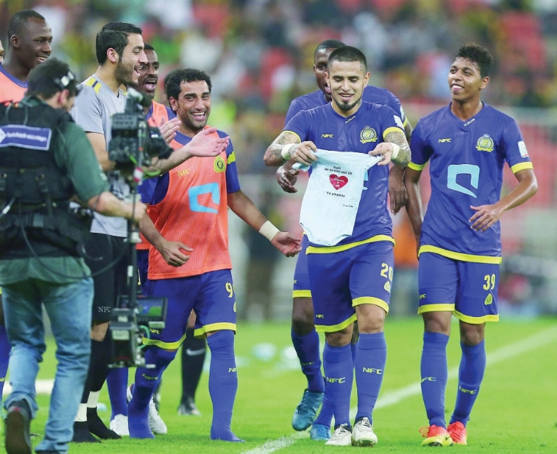 فيكتور إيالا يحتفل بهدفه ويهديه لابنه (إ ب أ)