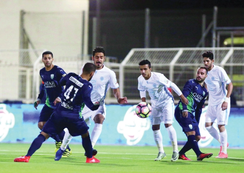 من مباراة الباطن والأهلي أمس (إ ب أ)