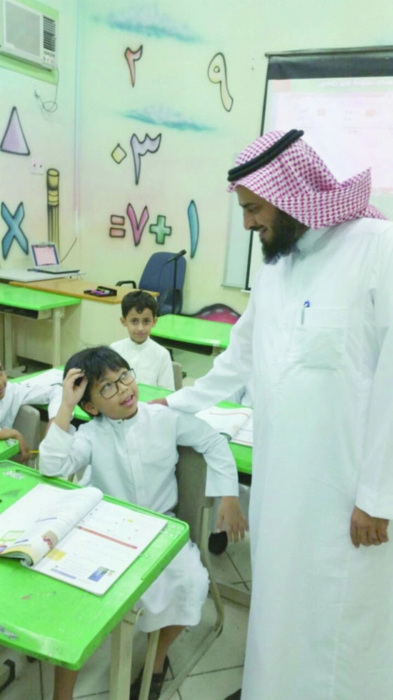 محمد الحارثي خلال جولة داخل الفصول الدراسية (مكة)