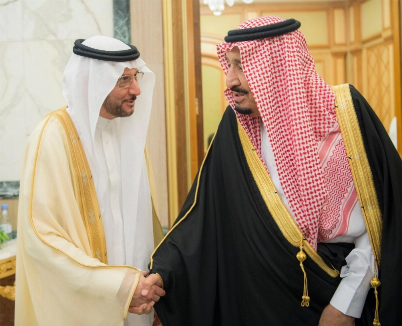 الملك سلمان لدى استقباله يوسف العثيمين في قصر اليمامة أمس (واس)