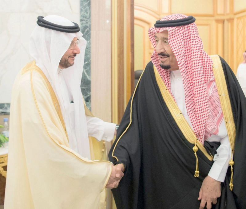 الملك سلمان لدى استقباله يوسف العثيمين في قصر اليمامة أمس (واس)