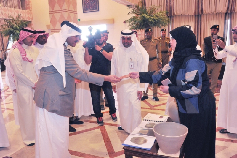 سلطان بن سلمان خلال زيارته سوق عكاظ أمس (مكة)