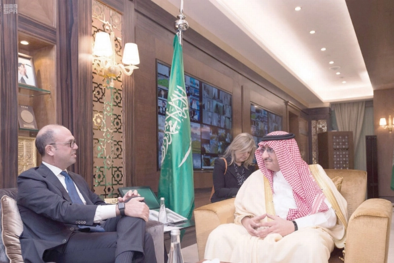 الأمير محمد بن نايف لدى لقائه بانجيلينو ألفانو (واس)