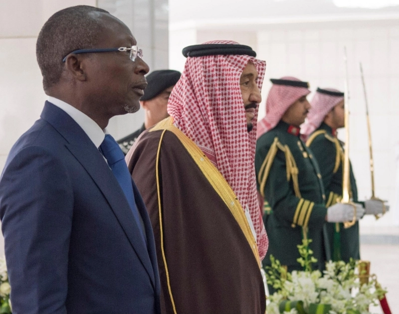 الملك سلمان مستقبلا باتريس تالون في قصر اليمامة بالرياض اليوم (واس)