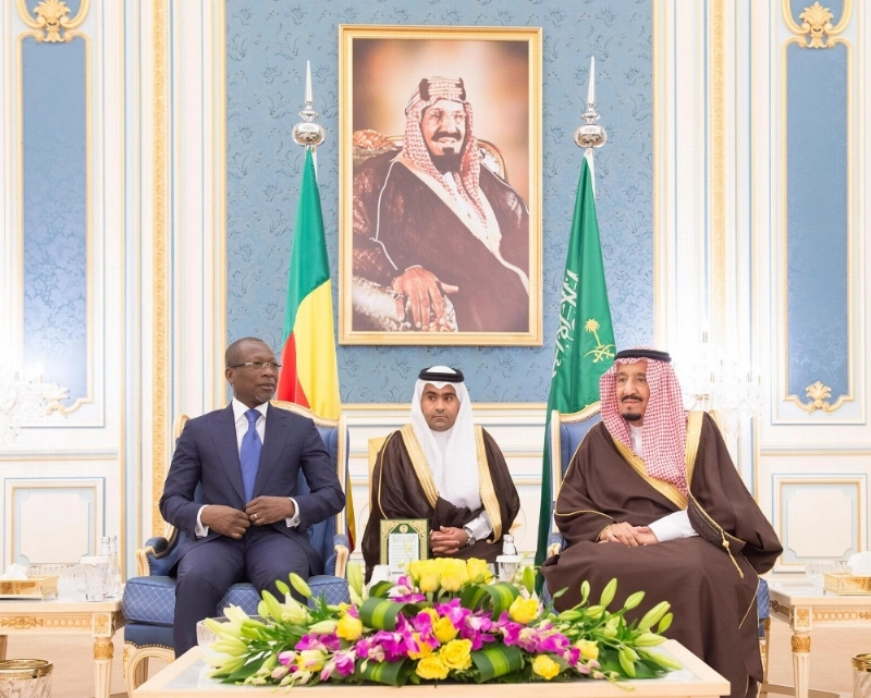 الملك سلمان لدى استقباله باتريس تالون في قصر اليمامة بالرياض اليوم (واس)