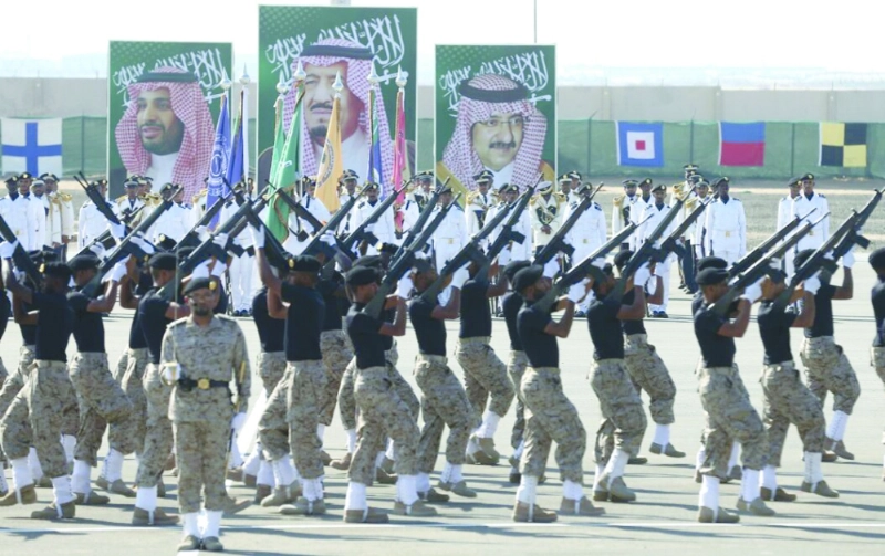 عدد من الخريجين خلال استعراض مهاراتهم