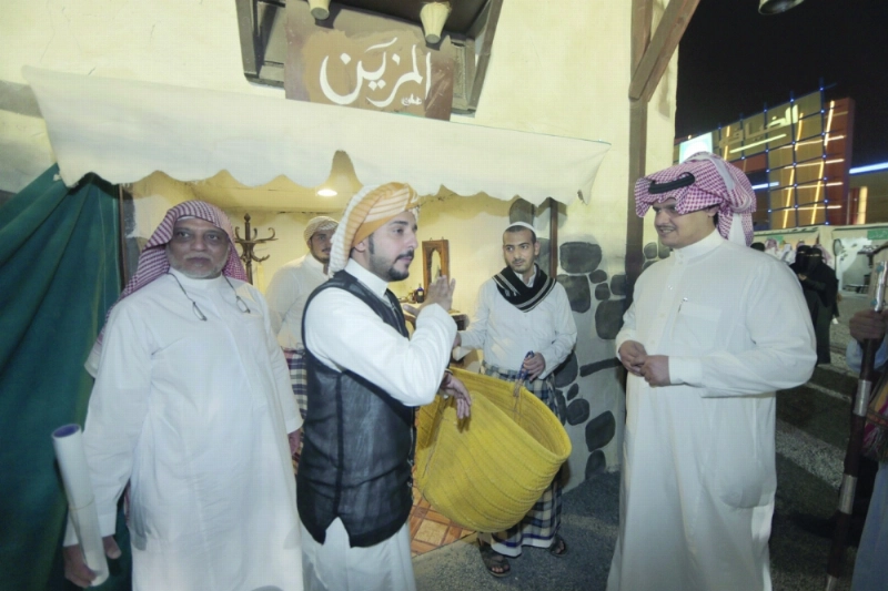 المطرفي متجولا في الحارة المكاوية (مكة)