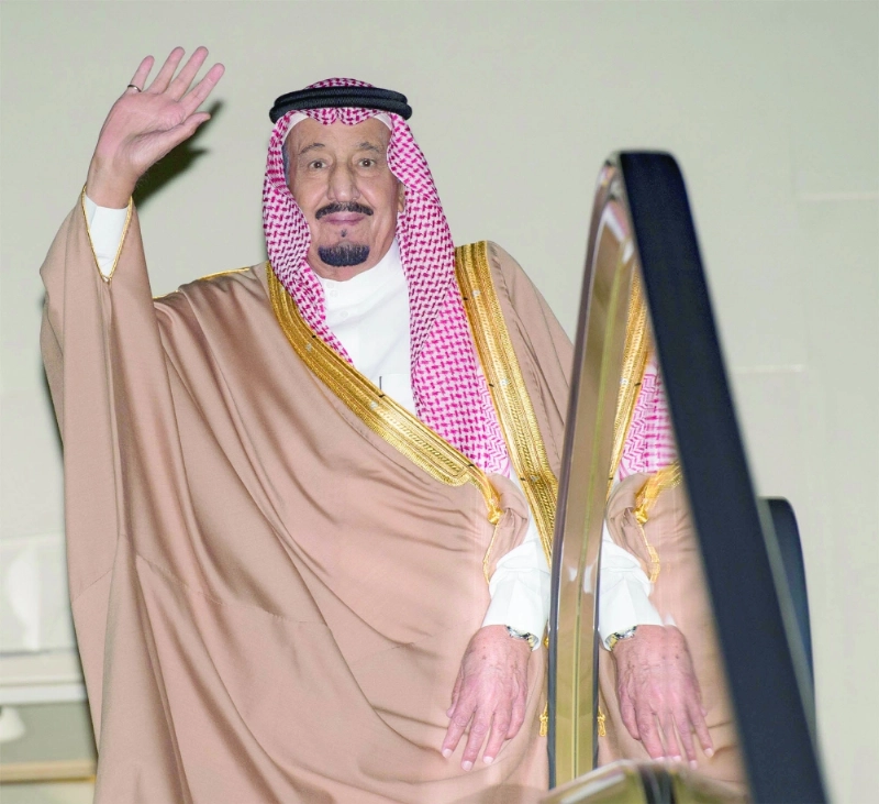 الملك سلمان لدى مغادرته الرياض أمس (بندر الجلعود)