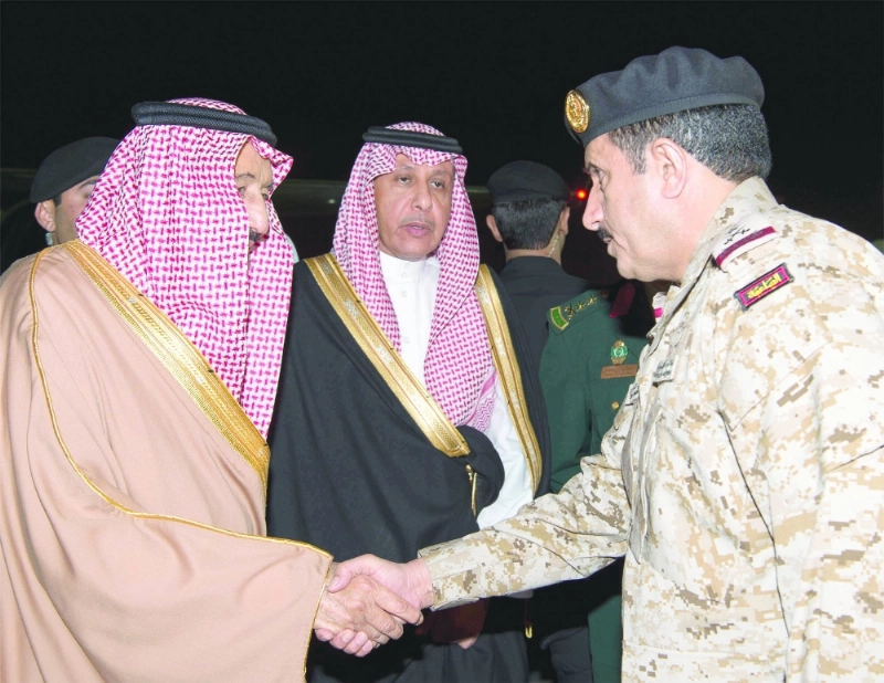 الملك سلمان لدى مغادرته الرياض أمس (بندر الجلعود)
