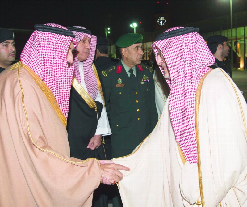 الملك سلمان لدى مغادرته الرياض أمس (بندر الجلعود)
