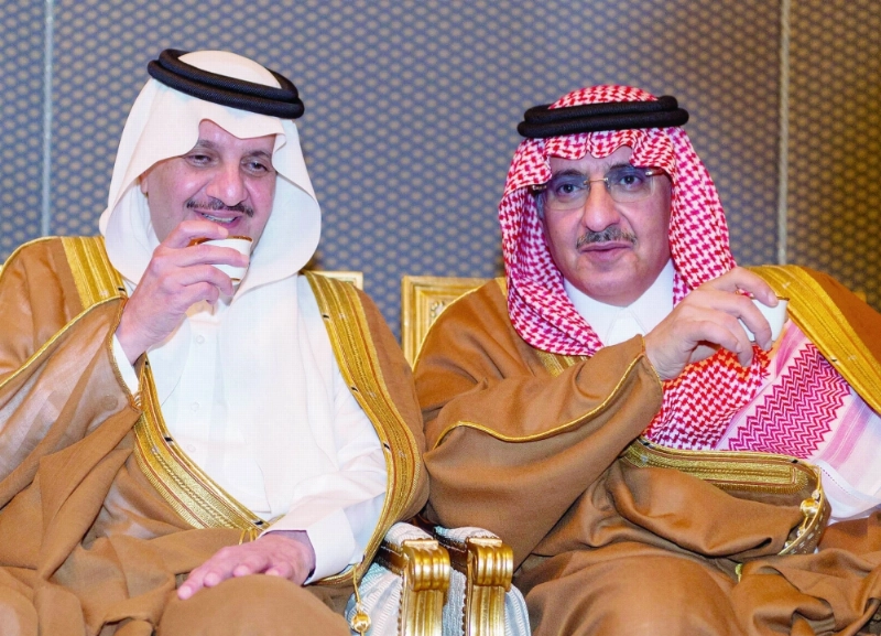 ولي العهد لدى وصوله المنطقة الشرقية وفي استقباله سعود بن نايف (واس)