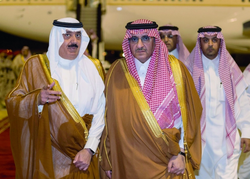 ولي العهد لدى وصوله المنطقة الشرقية وإلى جانبه متعب بن عبدالله