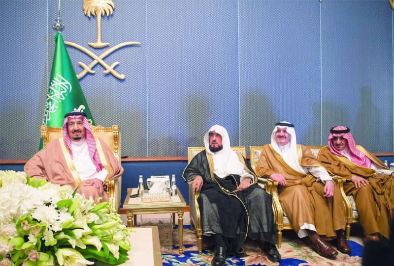 الملك سلمان خلال وصوله المنطقة الشرقية أمس (بندر الجلعود)