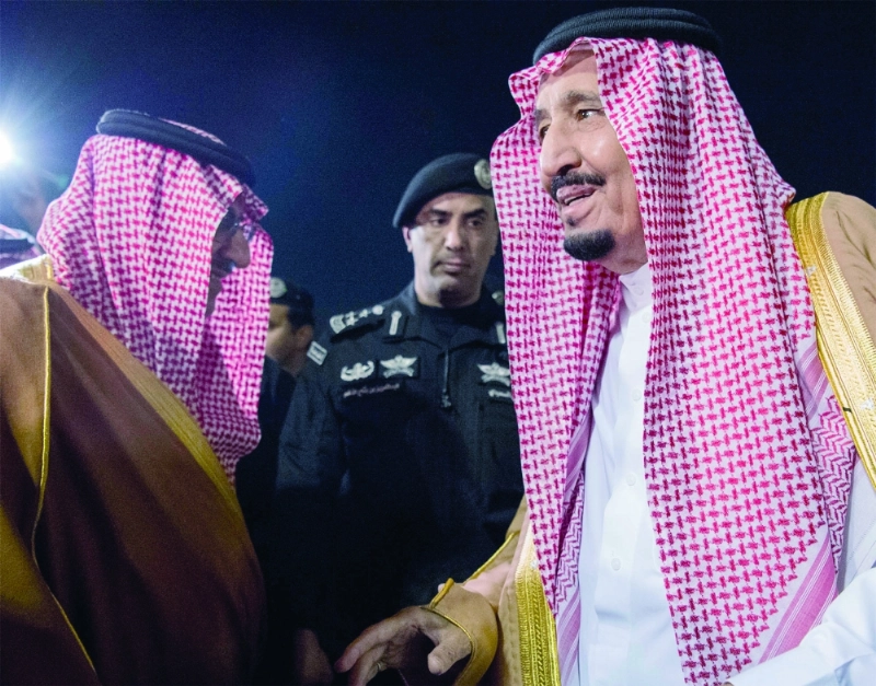 الملك سلمان لدى وصوله المنطقة الشرقية أمس وفي استقباله ولي العهد (بندر الجلعود)
