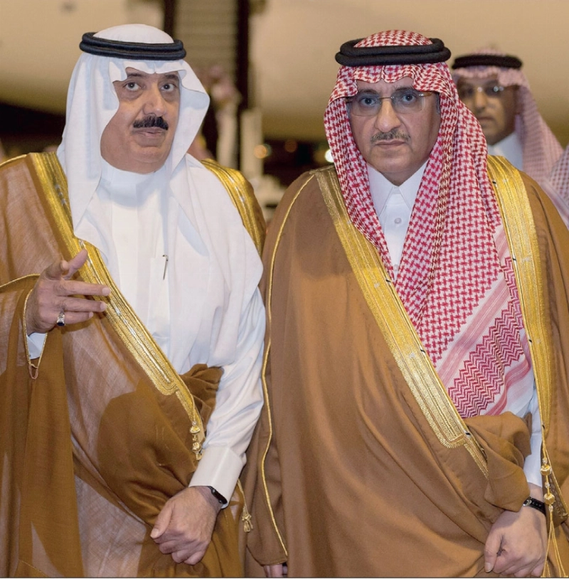 ولي العهد لدى وصوله المنطقة الشرقية وإلى جانبه متعب بن عبدالله