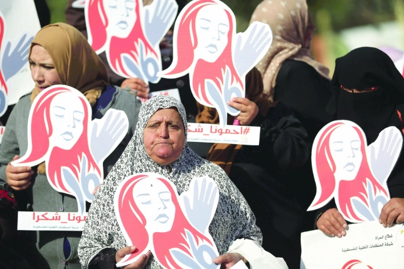 فلسطينيات في مسيرة ضد العنف على المرأة في غزة (أ ف ب)