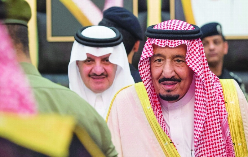 الملك سلمان لدى وصوله مقر احتفال أهالي المنطقة الشرقية بالدمام أمس (بندر الجلعود)