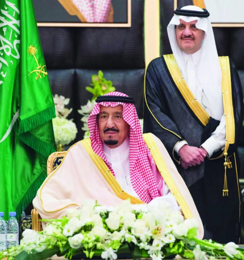 الملك سلمان خلال حفل أهالي المنطقة الشرقية أمس (بندر الجلعود)