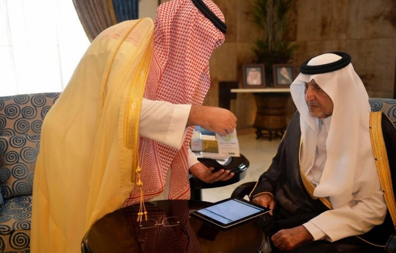 خالد الفيصل يستمع لشرح من مشعل بن ماجد عن التطبيقات (واس)