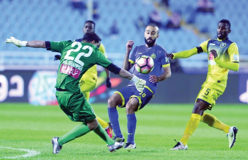 فهد الشمري يلحق بالكرة قبل وصولها للسهلاوي أمس (إ ب أ)