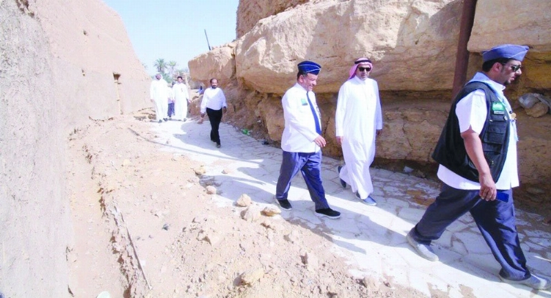 عدد من الرواد خلال الجولة (مكة)