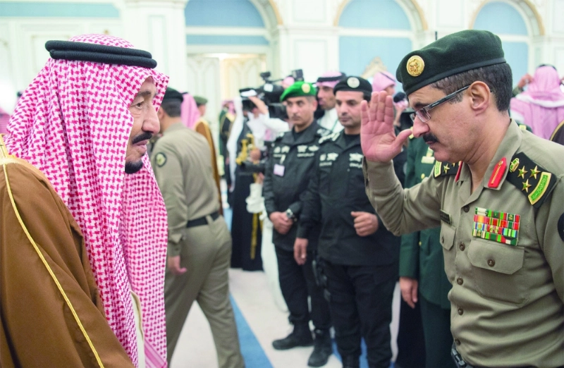 الملك سلمان مستقبلا مسؤولين عسكريين
