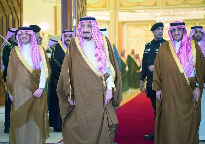 الملك سلمان لدى وصوله حفل أهالي الأحساء ويبدو ولي العهد وأمير المنطقة الشرقية