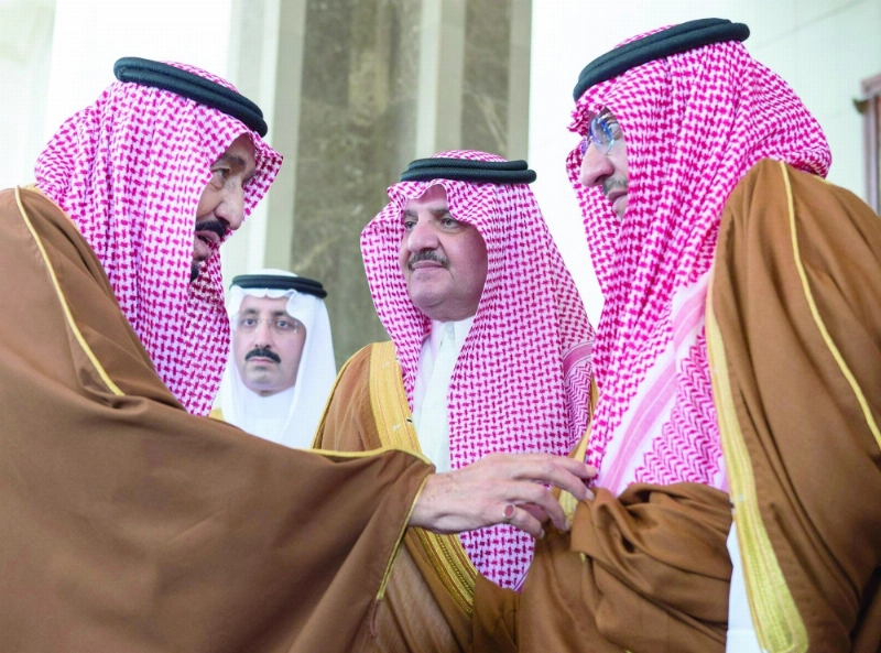 خادم الحرمين مخاطبا ولي العهد ويبدو أمير الشرقية ومحافظ الأحساء