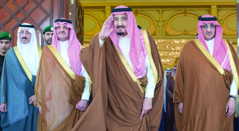 خادم الحرمين لدى وصوله مقر الحفل ويبدو ولي العهد وأمير المنطقة الشرقية ومحافظ الأحساء