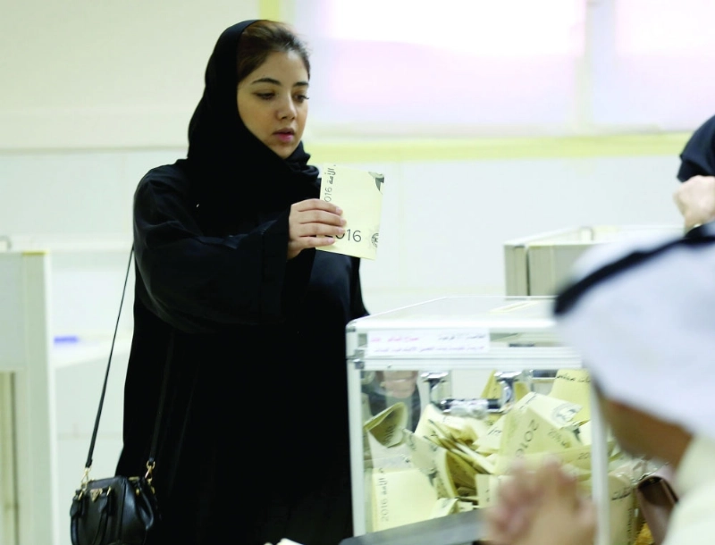 كويتية تدلي بصوتها في مركز اقتراع بالكويت (أ ف ب)