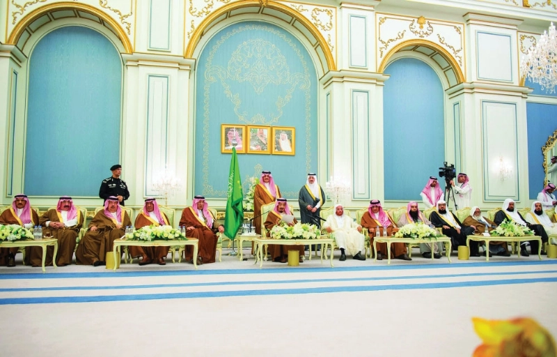 الملك سلمان خلال تشريفه احتفال أهالي الأحساء أمس (بندر الجلعود)
