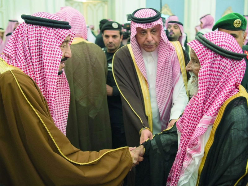 الملك سلمان مستقبلا أهالي الأحساء أمس (بندر الجلعود)