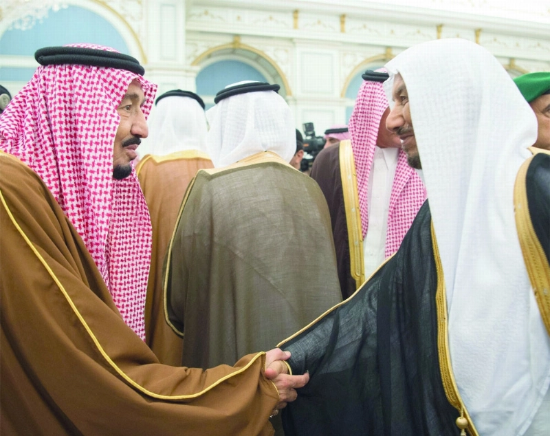 الملك سلمان يصافح أحد المواطنين