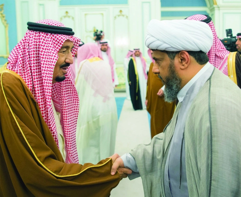 الملك سلمان مصافحا أحد أهالي الأحساء