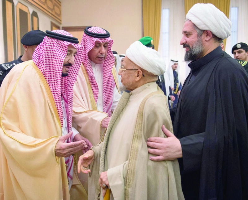 الملك سلمان مستقبلا الأمراء والعلماء والمواطنين في قصر الخليج أمس (واس)
