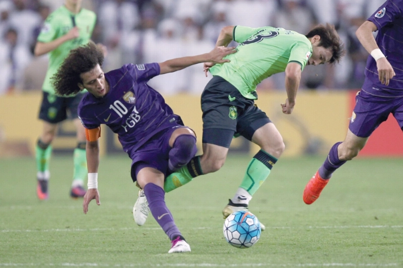 عمر عبدالرحمن في لقاء العين وتشونبوك بنهائي آسيا أمس الأول (أ ف ب)