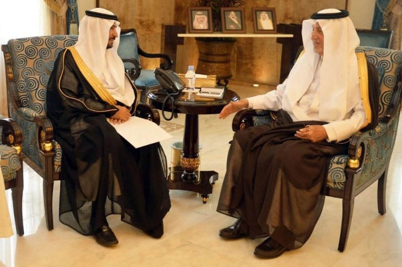 خالد الفيصل لدى استقباله خليل الثقفي (مكة)