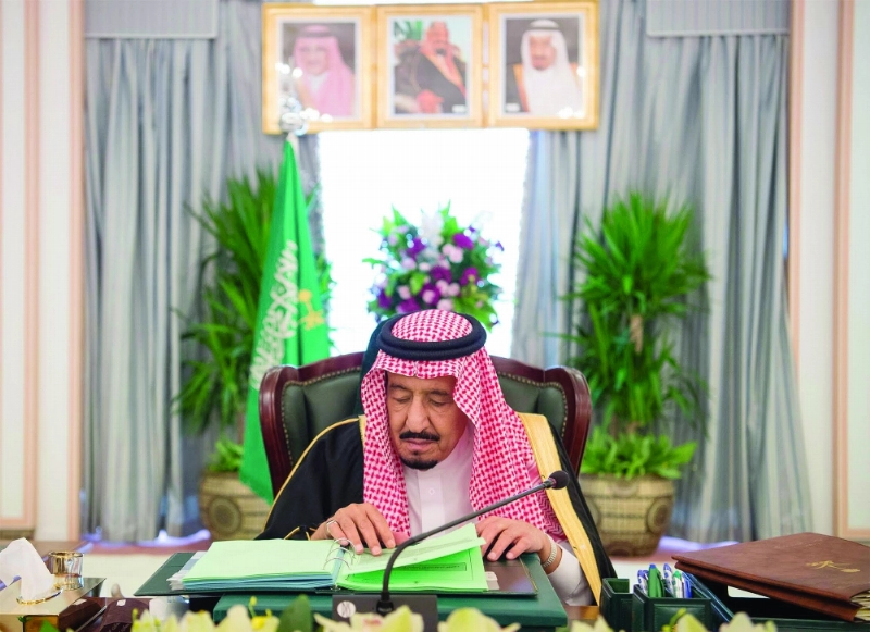الملك سلمان خلال ترؤسه جلسة مجلس الوزراء في قصر العزيزية بالخبر اليوم (واس)