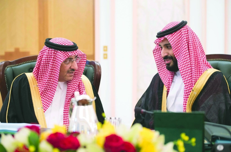 الأميران محمد بن نايف ومحمد بن سلمان خلال الجلسة