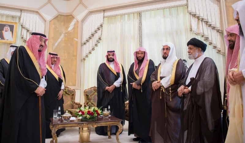 الملك سلمان لدى تدشينه مشروعات الشرقية في قصر العزيزية بالخبر اليوم بحضور ولي العهد وولي ولي العهد (بندر الجلعود)