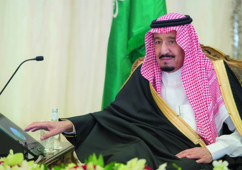 الملك سلمان لدى تدشينه مشروعات الشرقية التنموية في قصر العزيزية بالخبر أمس ( بندر الجلعود)