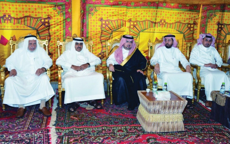 محمد المتحمي أثناء زيارته لأسرة الشهري (واس)