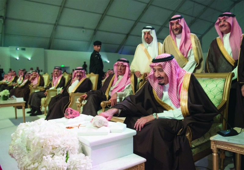 خادم الحرمين أثناء تدشين المشاريع (بندر الجلعود)