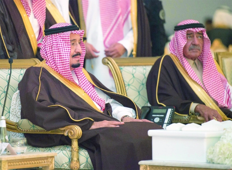 الملك سلمان وإلى يساره الأمير مقرن (بندر الجلعود)
