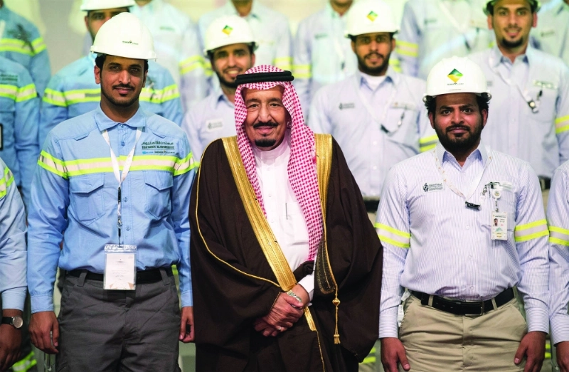 الملك سلمان يتوسط عددا من العاملين (بندر الجلعود)