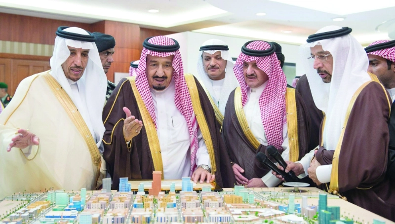 خادم الحرمين يطلع على مجسم لأحد المشاريع (واس)
