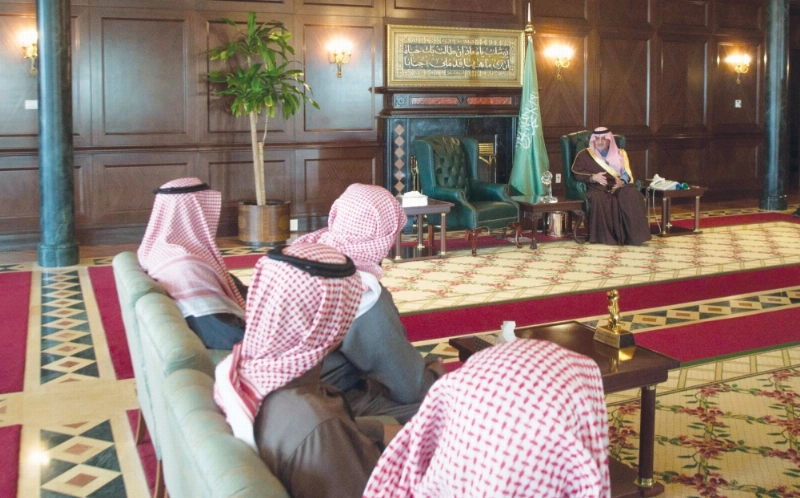 فهد بن سلطان متحدثا لوالد الشهيد وأقاربه (واس)