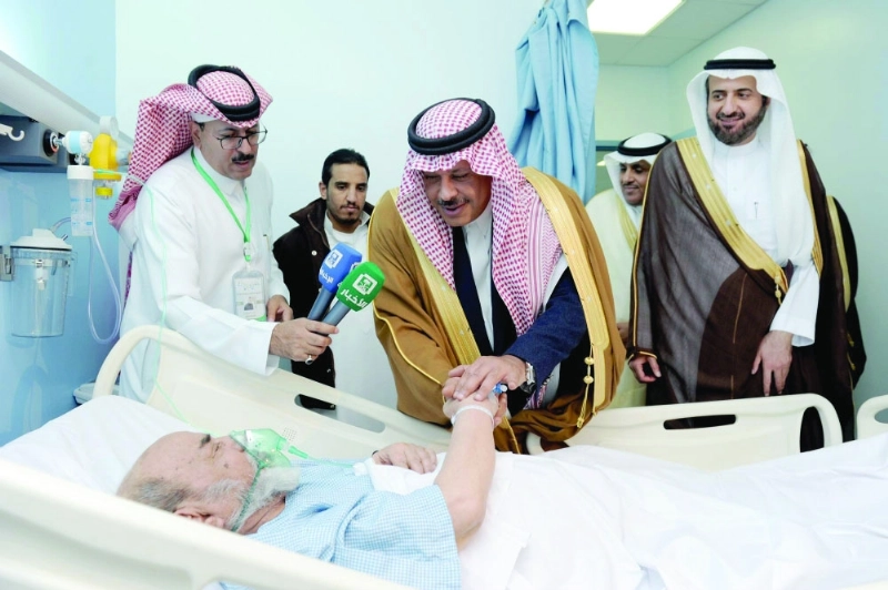 مشاري بن سعود وتوفيق الربيعة يزوران أحد المرضى (واس)