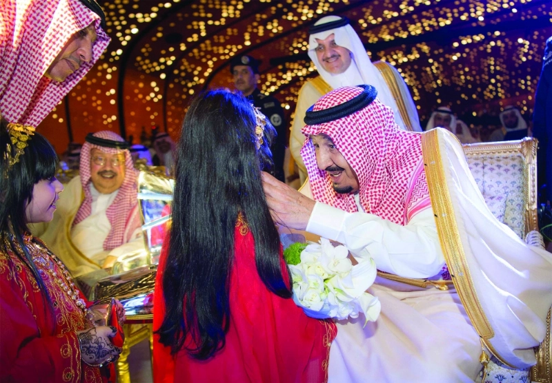 الملك سلمان في حديث مع إحدى الطفلتين (بندر الجلعود)