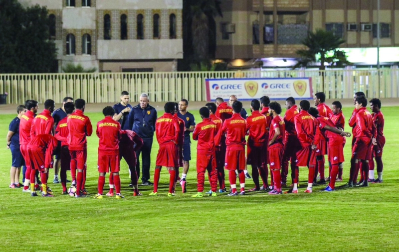 انجوس يتحدث للاعبين في التدريب الأخير (إعلامي القادسية)